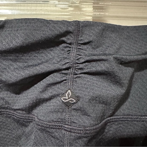 PRANA CAPRI DARK GREY LEGGINGS! SIZE SMALL! EUC! - Picture 4 of 5